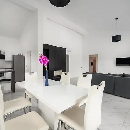 Villa Larisa *